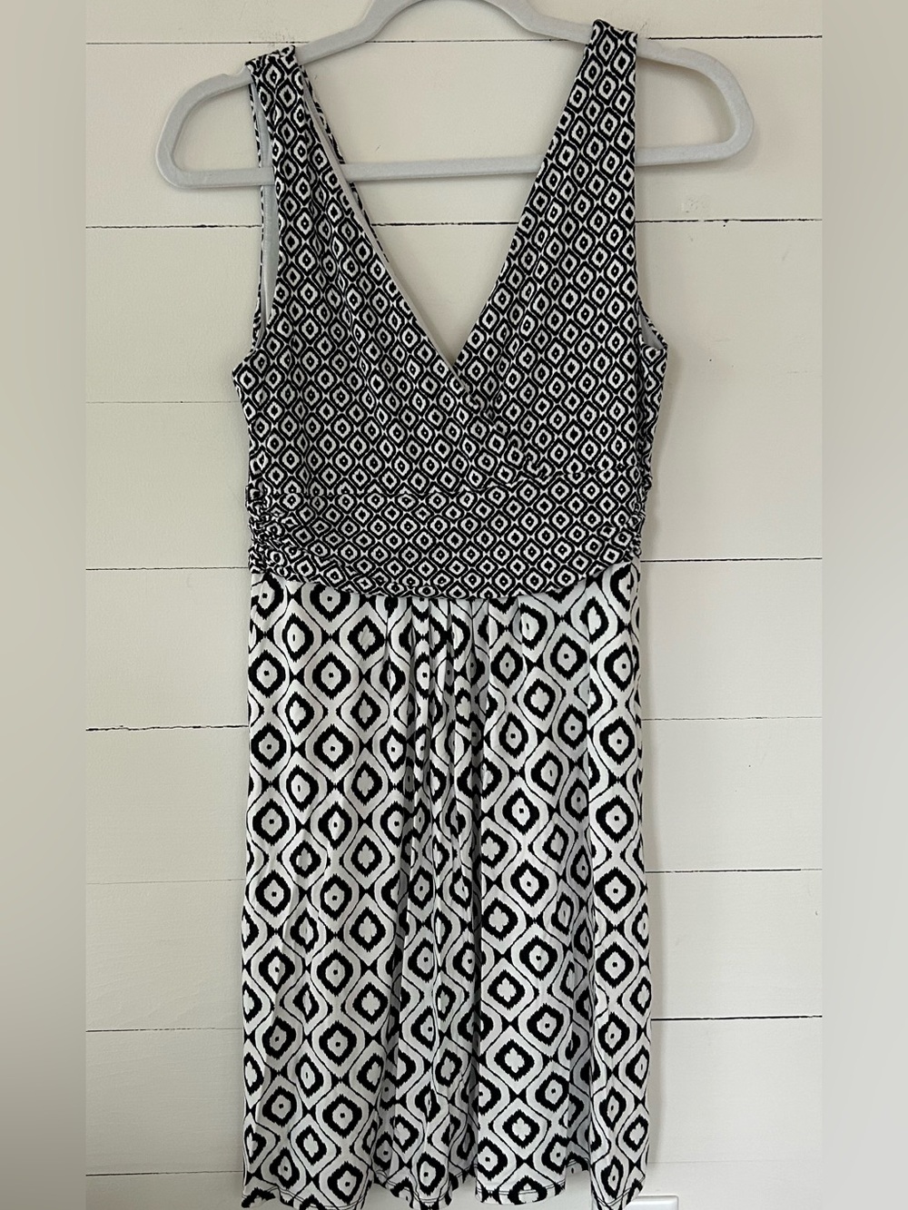 Ann Taylor Sleeveless Black & White Patterned V-Neck Knit Dress, Size Medium.